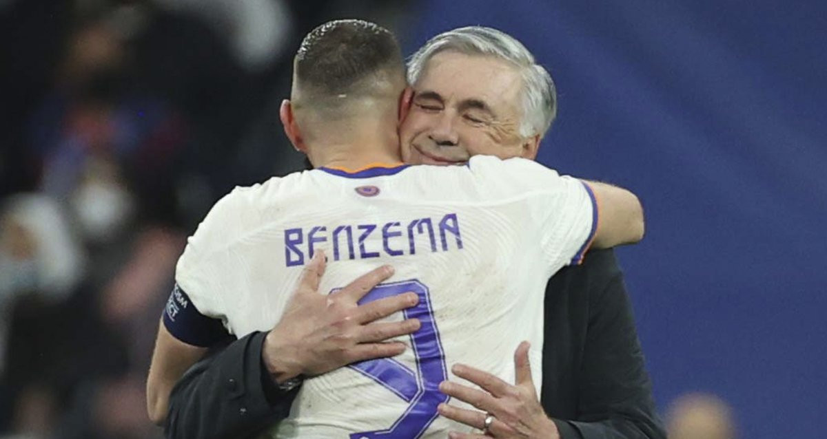 El abrazo entre Karim Benzema y Carlo Ancelotti, tras el triunfo contra el PSG en Champions League / EFE