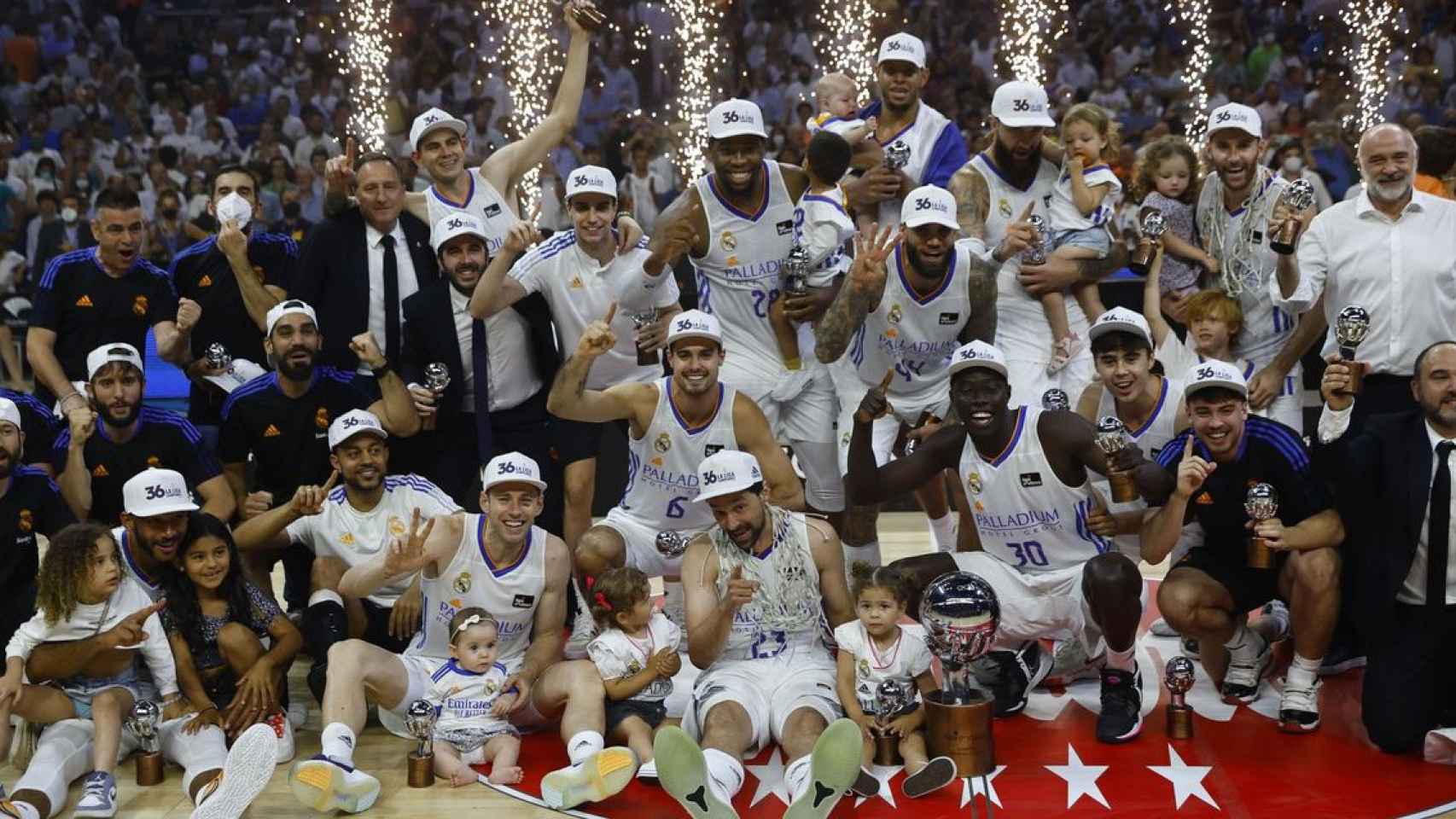 El Real Madrid de basket, celebrando el título de la Liga Endesa, tras ganar la final contra el Barça / EFE