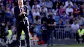 Zinedine Zidane en la banda durante su primer partido en el Real Madrid / EFE