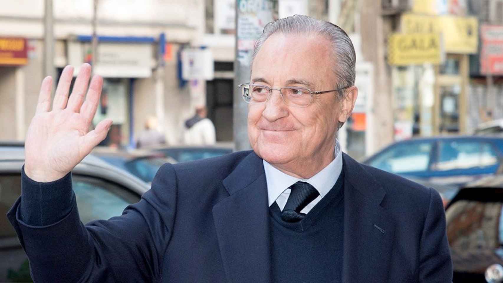 El presidente del Real Madrid, Florentino Pérez, saluda en Madrid / EFE