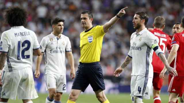 Una foto de archivo del Real Madrid protestando un gol a un árbitro frente al Bayern de Munich / EFE