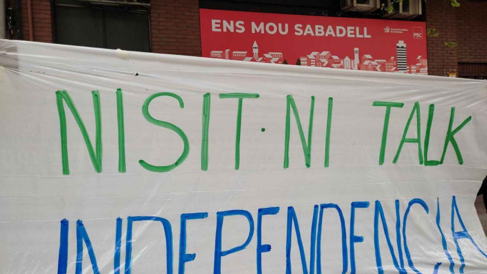Pancarta independentista ante la sede del PSC de Sabadell / @cdrsabadell