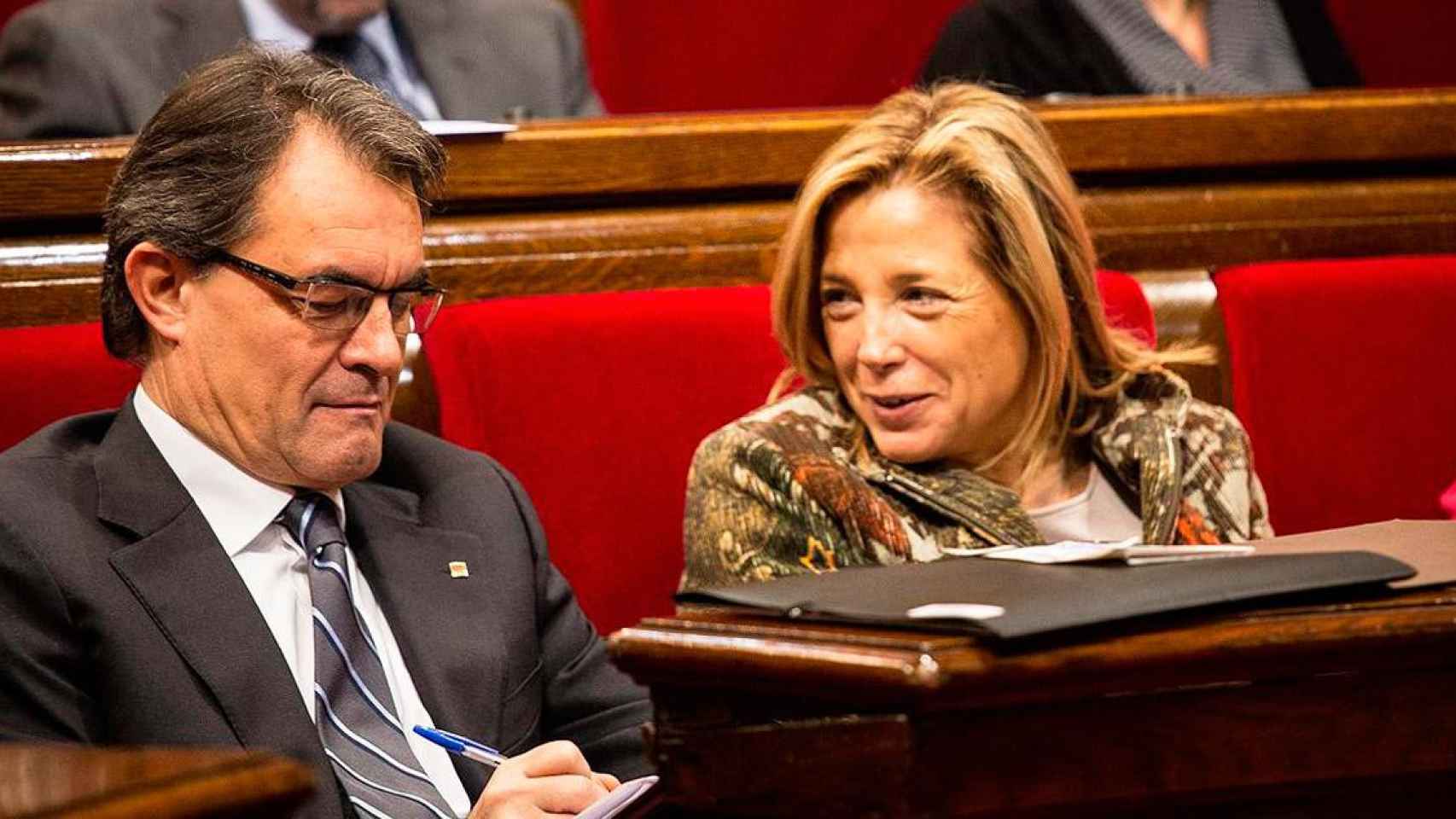 Imagen de Joana Ortega, exconsejera del Gobierno catalán inhabilitada por el 9N, junto al expresidente Artur Mas / EFE