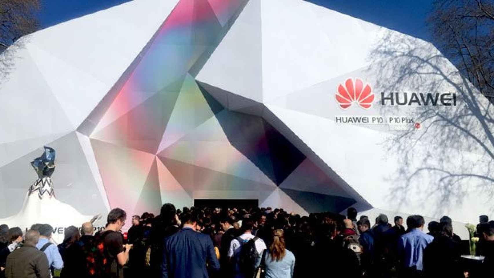 La cola de periodistas que se han quedado en la puerta del pabellón en el que Huawei ha presentado sus nuevos 'smartphones' en Barcelona / CG