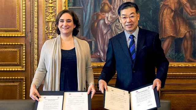Ada Colau, alcaldesa de Barcelona, y Keiji Yamada, gobernador de la Prefectura de Kyoto, firman este martes la alianza entre ambas ciudades / CG
