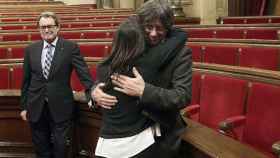 Carles Puigdemont abraza a su esposa, Marcela Topor, ante la mirada de Artur Mas en el Parlamento catalán / EFE