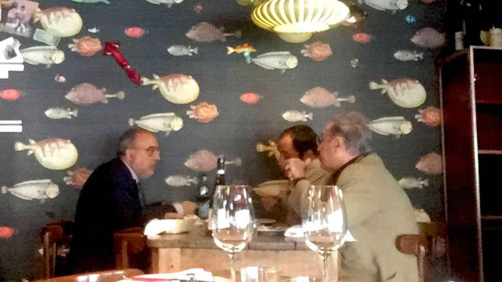 El periodista Enric Juliana y el exdiputado de la CUP David Fernández, en el restaurante Xemei de Barcelona junto a otro comensal.