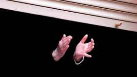 Unas manos aplauden desde un balcón de España / @MIRALFLORES