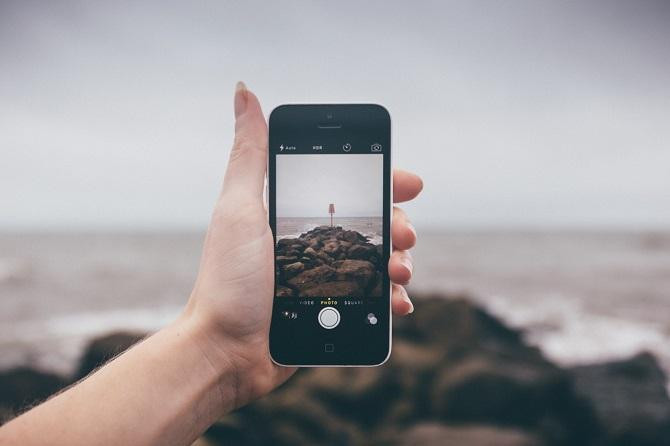 Un iPhone haciendo una foto de un paisaje / PIXABAY