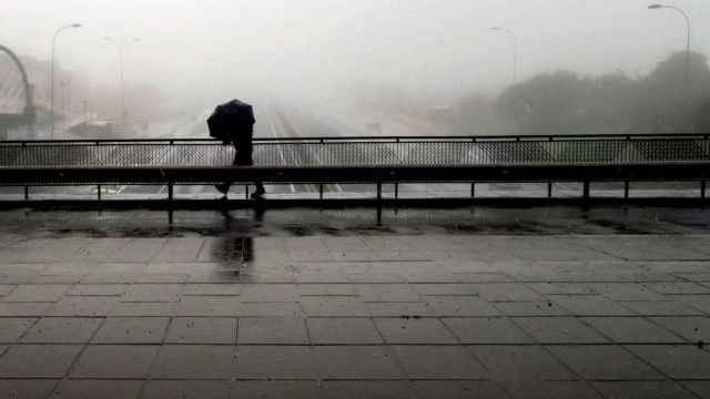 Una persona camina bajo la lluvia / EFE