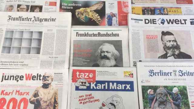 Periódicos alemanes en un kiosco
