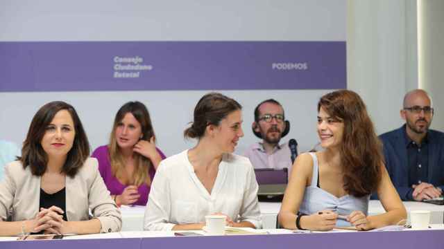 (I-D) La ministra de Derechos Sociales y Agenda 2030, Ione Belarra, la ministra de Igualdad, Irene Montero y la portavoz de Podemos, Isa Serra