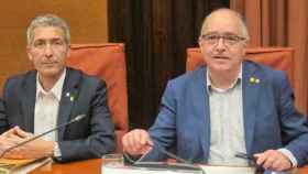 El consejero de Educación, Josep González Cambray (i) con su predecesor, Josep Bargalló, en el Parlament