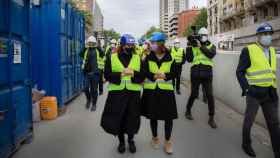 Ada Colau (i), alcaldesa de Barcelona, con Janet Sanz (d), teniente de alcalde de Urbanismo / EP