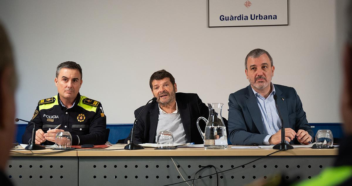 El director de la Guardia Urbana de Barcelona, Pedro Vázquez (i), el teniente de alcalde de seguridad del Ajuntament de Barcelona, Albert Batlle (c), y el primer teniente alcalde del Ajuntament de Barcelona, Jaume Collboni (d) / EP