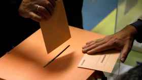 Una urna con papeletas del Senado en las elecciones del 10N / EFE