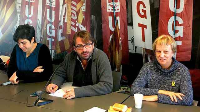 Camil Ros (c), secretario general de UGT de Cataluña junto a Núria Solé (d), la secretaria de organización, y Laura Pelay (i), la portavoz, en una imagen de archivo / CG