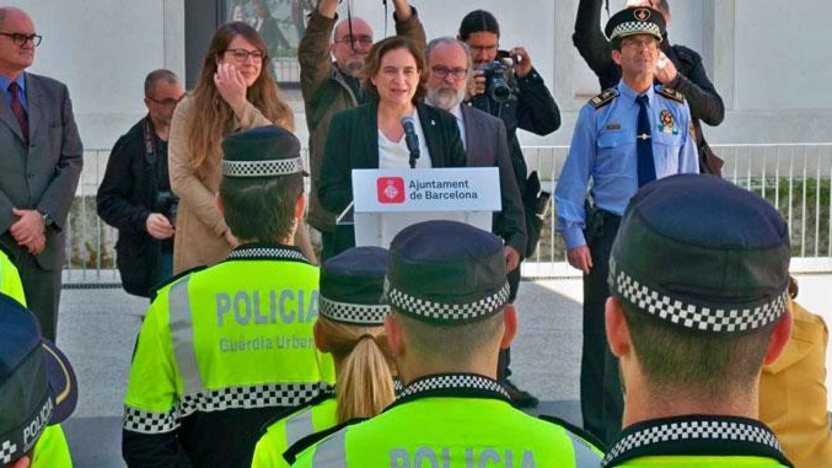 Ada Colau (c), alcaldesa de Barcelona, con una promoción de la Guardia Urbana / CG