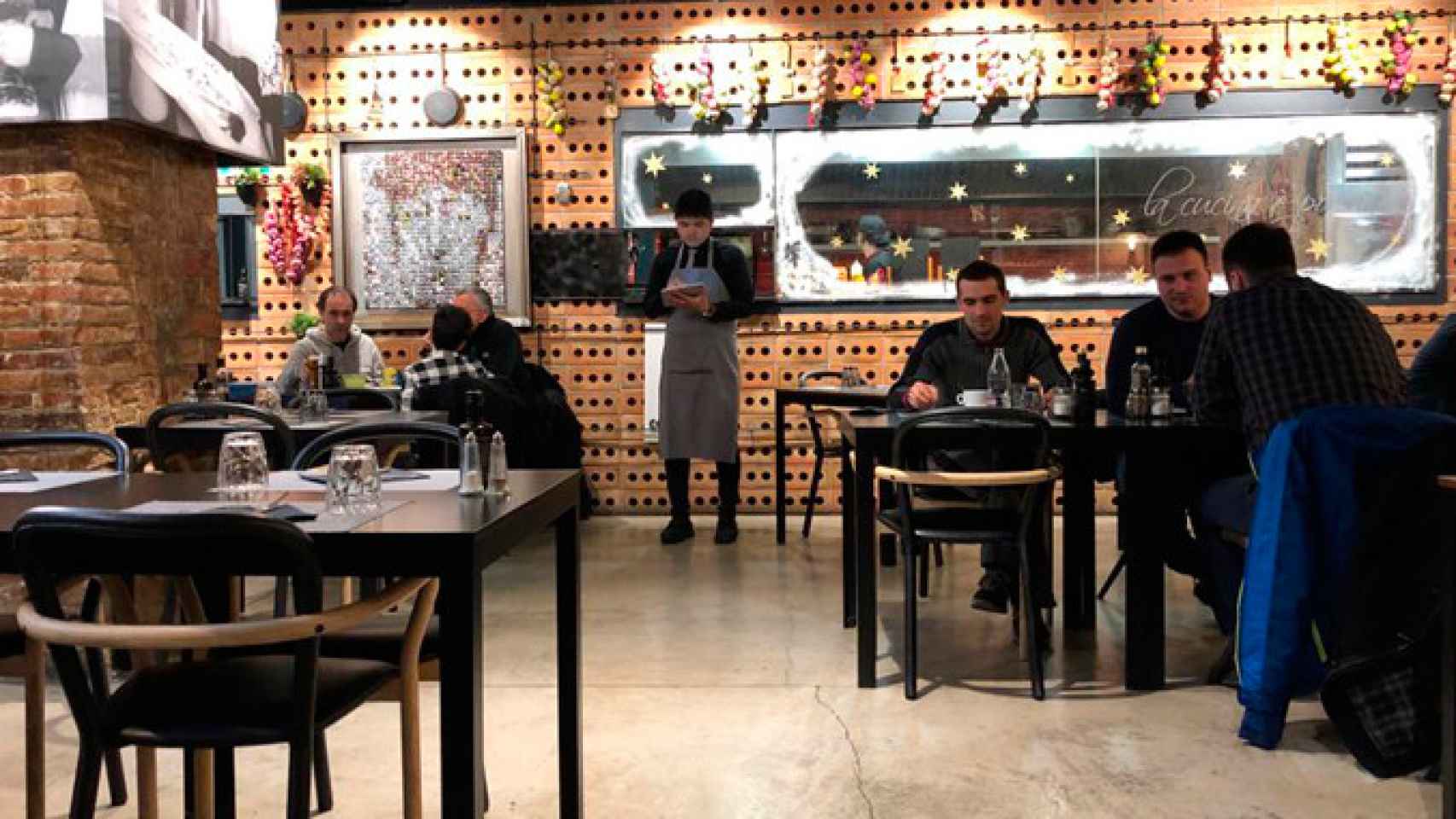 Imágenes del interior del Restaurante Bo di Napoli de Barcelona / CG