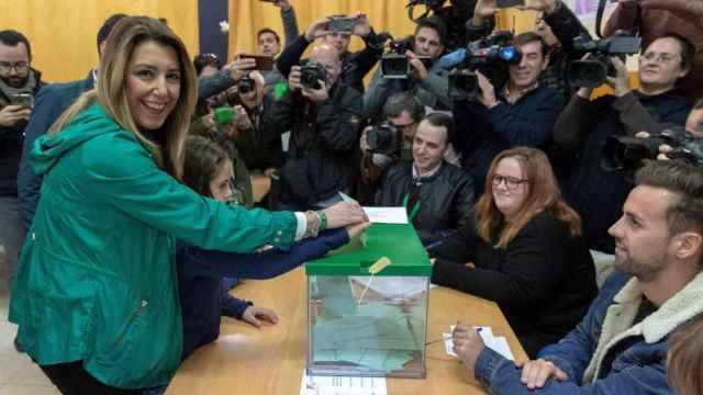 Susana Díaz, en el momento de depositar su voto / EFE