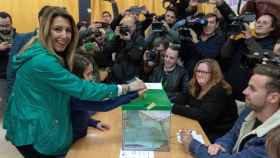 Susana Díaz, en el momento de depositar su voto / EFE