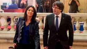 El 'president' de la Generalitat, Carles Puigdemont, acompañado por su esposa, Marcela Topor / EFE