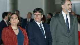 Ada Colau, junto al 'expresident' Carles Puigdemont y el Rey Felipe VI, en el Mobile World Congress / EFE