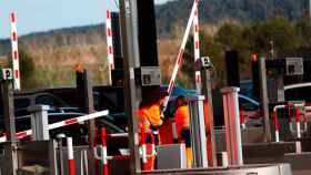 Operarios reparan el peaje de la autopista AP-7 en La Roca del Vallès, que activistas de los CDR han levantado / EFE