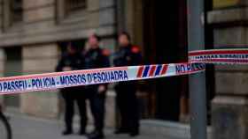 Mossos d'Esquadra custodian la sede de Òmnium en Barcelona, donde la Guardia Civil practica un registro / EFE