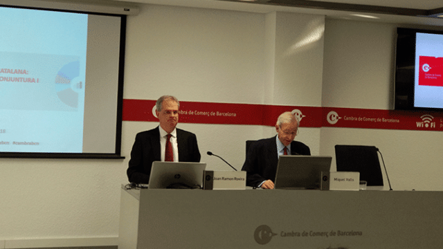 El presidente de la Cámara de Comercio de Barcelona, Miquel Valls (d), presenta el informe sobre el impacto del 'procés' en la economía catalana / CG