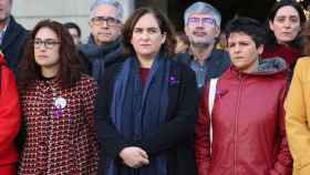 Ada Colau (c), alcaldesa de Barcelona, ha cargado contra el Gobierno central para justificar el precio del transporte público / CG