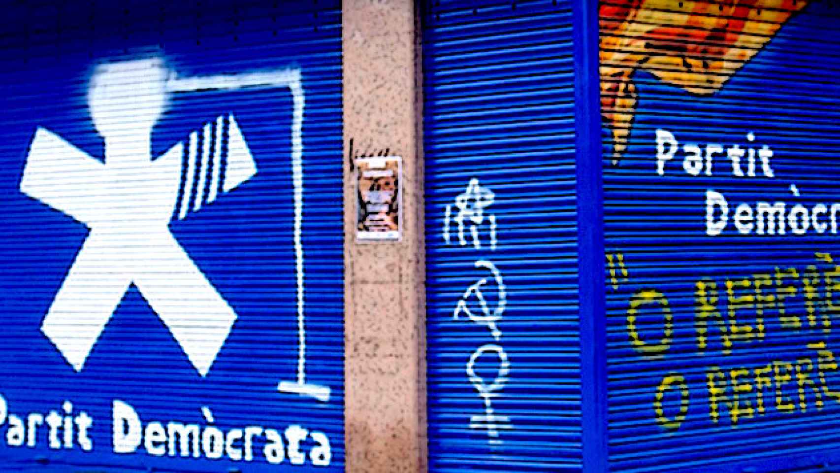 Pintada en la sede de PDeCAT de Cornellà de Llobregat firmada por Arran el pasado mes de febrero / TWITTER
