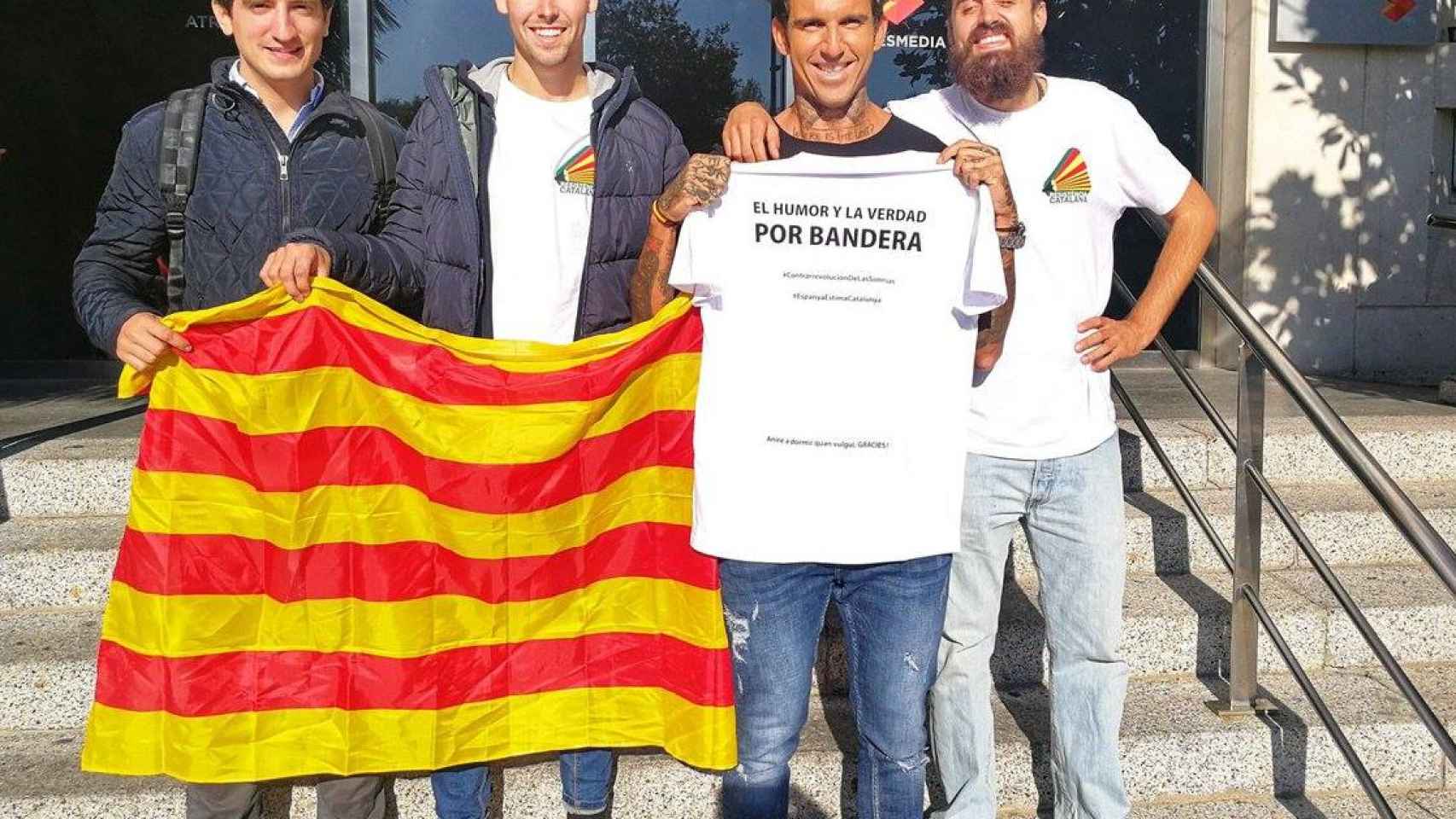 Jaume Vives (derecha), junto a otros miembros de 'Resistència Catalana' con una senyera