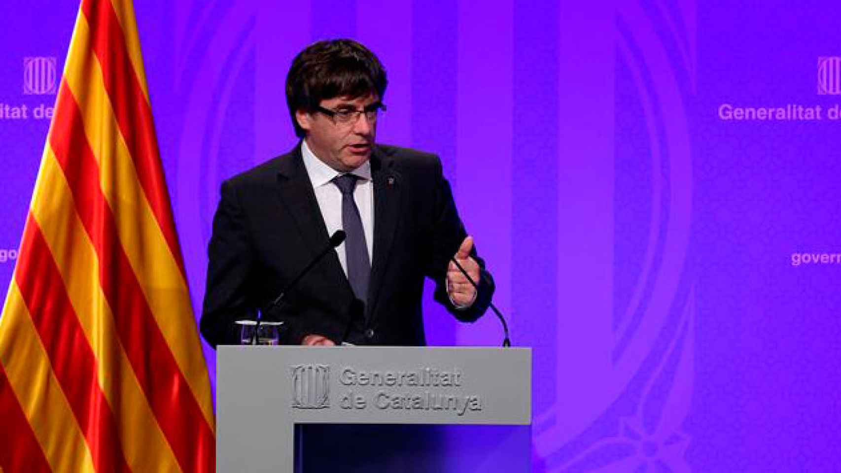 Carles Puigdemont, durante la rueda de prensa en la que ha pedido, establecer una mediación internacional para abordar el conflicto catalán y ha exigido la retirada de todos los efectivos policiales / EFE