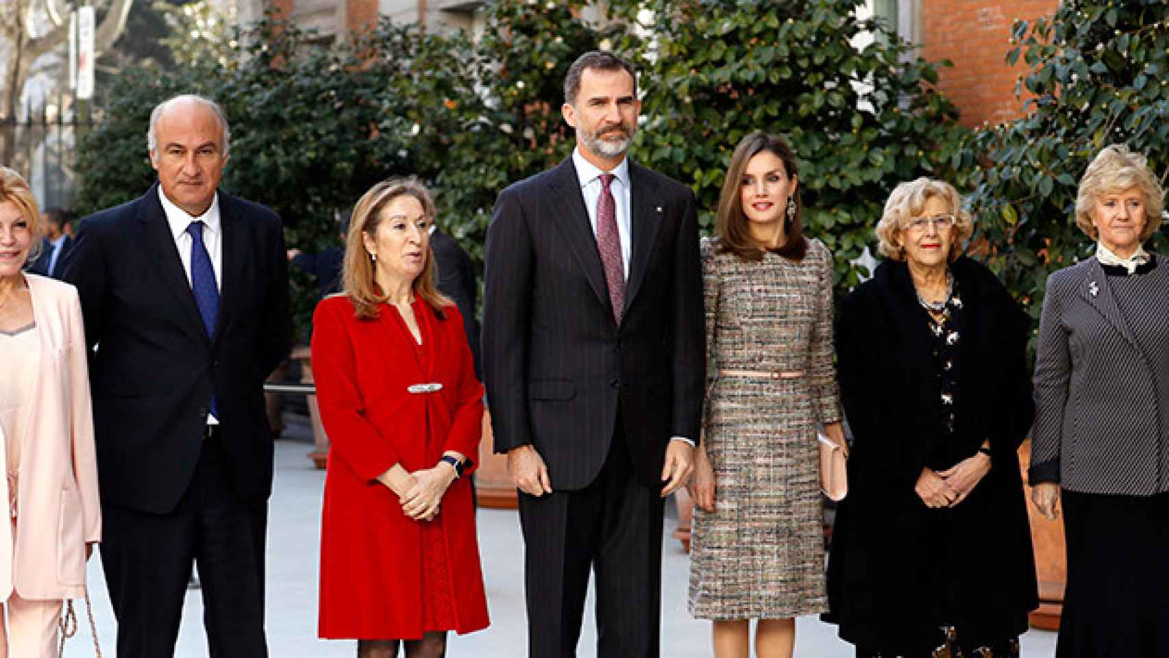 Los Reyes posan junto a la presidenta del Congreso, Ana Pastor (3i); el secretario de Estado de Cultura, Fernando Benzo (2i); la baronesa Thyssen (i); la alcaldesa de Madrid, Manuela Carmena (2d), y la Defensora del Pueblo, Soledad Becerril (d), en el Mus
