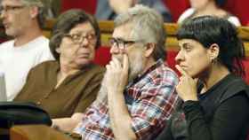 Los diputados de la CUP, Anna Gabriel, Joan Garriga y Gabriela Serra, durante el debate en el Parlamento de Cataluña.