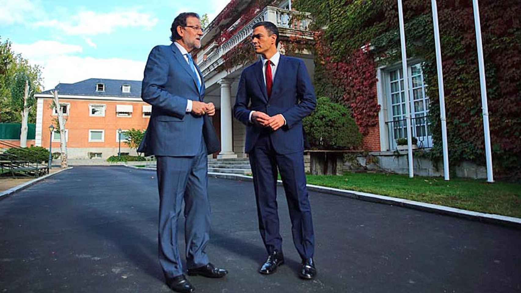 El presidente del Gobierno, Mariano Rajoy, y el líder del PSOE, Pedro Sánchez, en  La Moncloa
