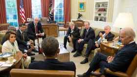 Obama, de espaldas, con Nancy Pelosi y otros miembros del Partido Demócrata y Joe Biden