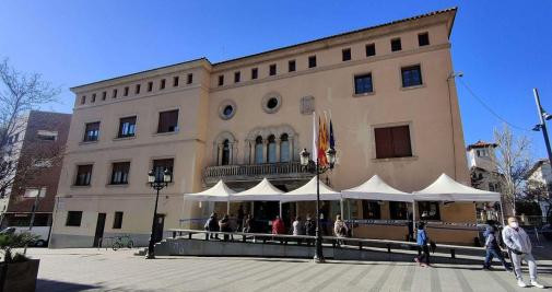 La UDEF, que pertenece a la Policía Nacional, ha precintado la entrada al Ayuntamiento de Cornellà de Llobregat (Barcelona) / CARLOS MANZANO