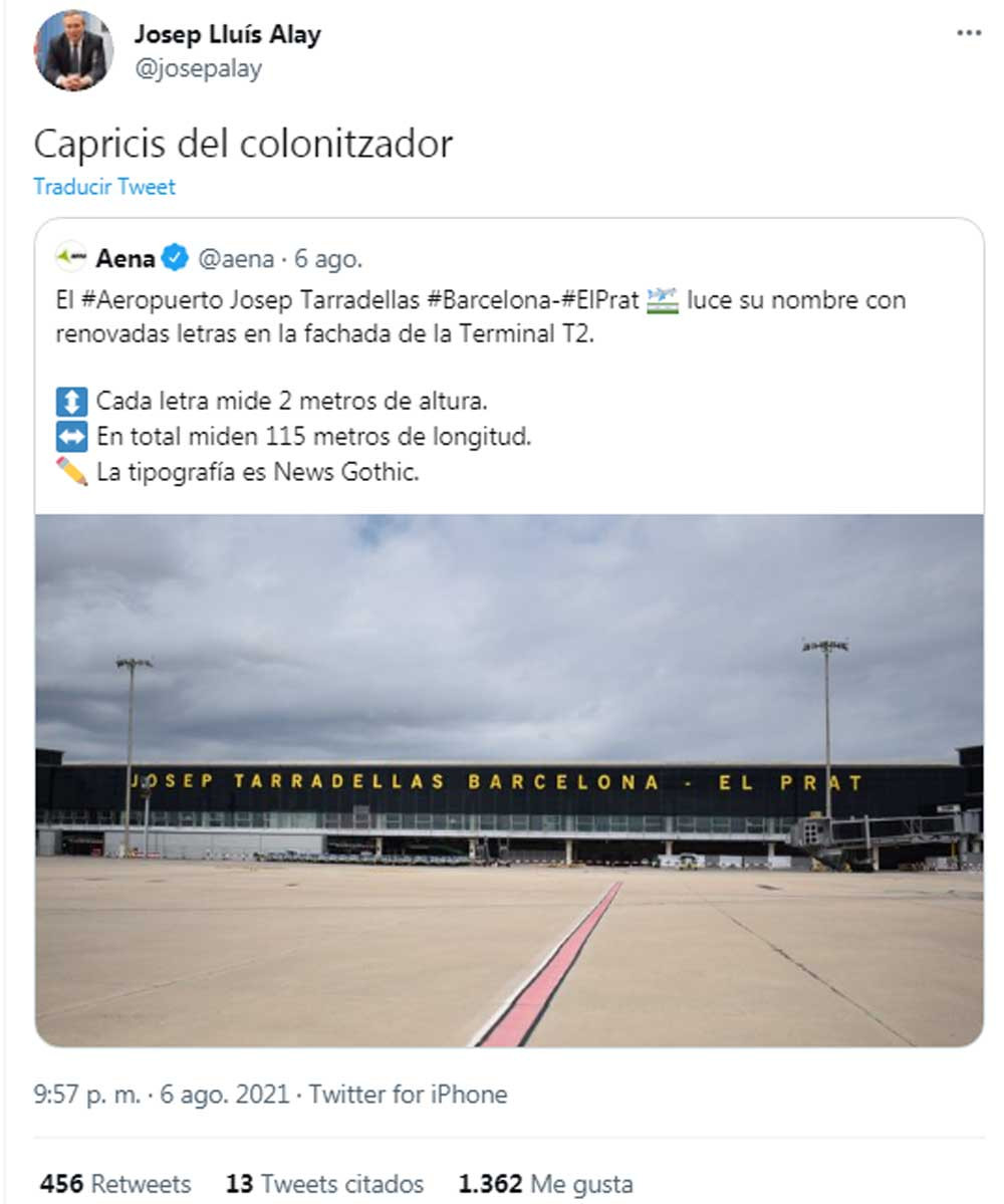 Josep Lluís Alay, criticando los nuevos letreros del Aeropuerto Josep Tarradellas Barcelona-El Prat / TWITTER