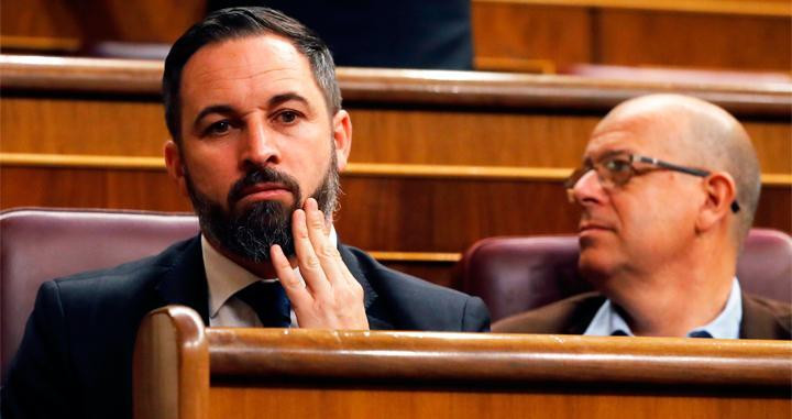Santiago Abascal (Vox), sentado en la bancada del PSOE en el Congreso de Diputados / EFE