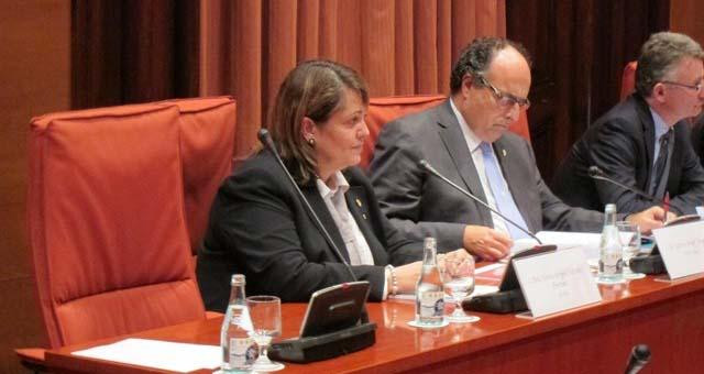 La síndica Maria Àngels Servat junto al Síndic Major, Jaume Amat, en una comparecencia parlamentaria / CG