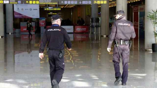 Imagen de dos agentes de la Policía Nacional en el Aeropuerto de Barcelona-El Prat / CG