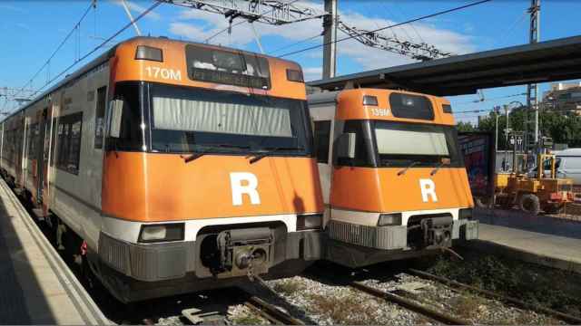 Dos trenes de Rodalies estacionados en la estación de l'Hospitalet de Llobregat de Rodalies / CG