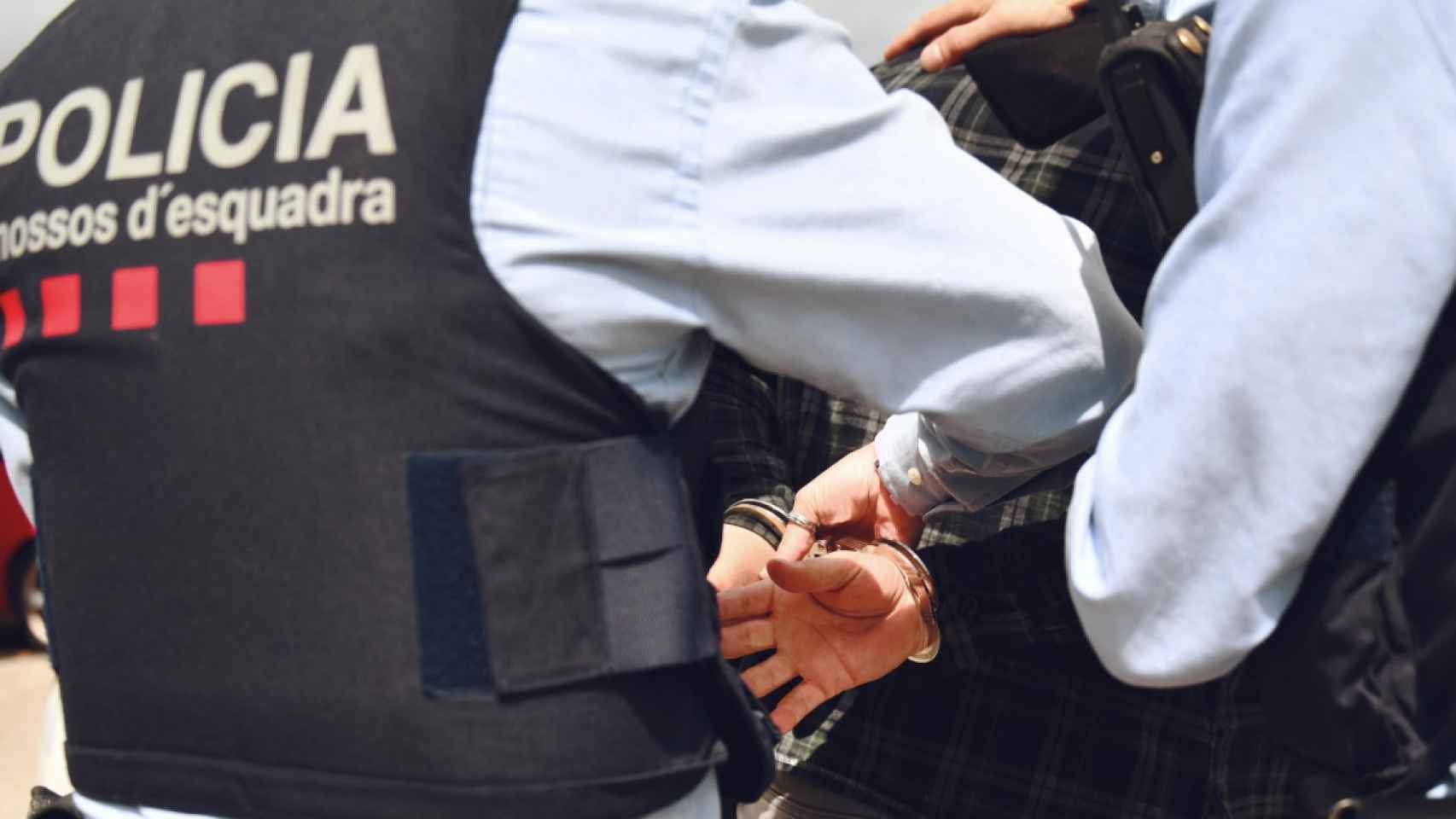 Los Mossos, durante una detención como la de un hombre en Santa Cristina d'Aro que arranca parte de un dedo a un agente local / MOSSOS