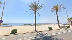 Alrededores de la playa de Terramar, en Sitges (Barcelona), donde este jueves por la noche ha fallecido una mujer / GOOGLE STREET VIEW