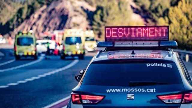 Un vehículo de los Mossos d'Esquadra en un accidente de tráfico, como el que ha muerto un motorista / EP
