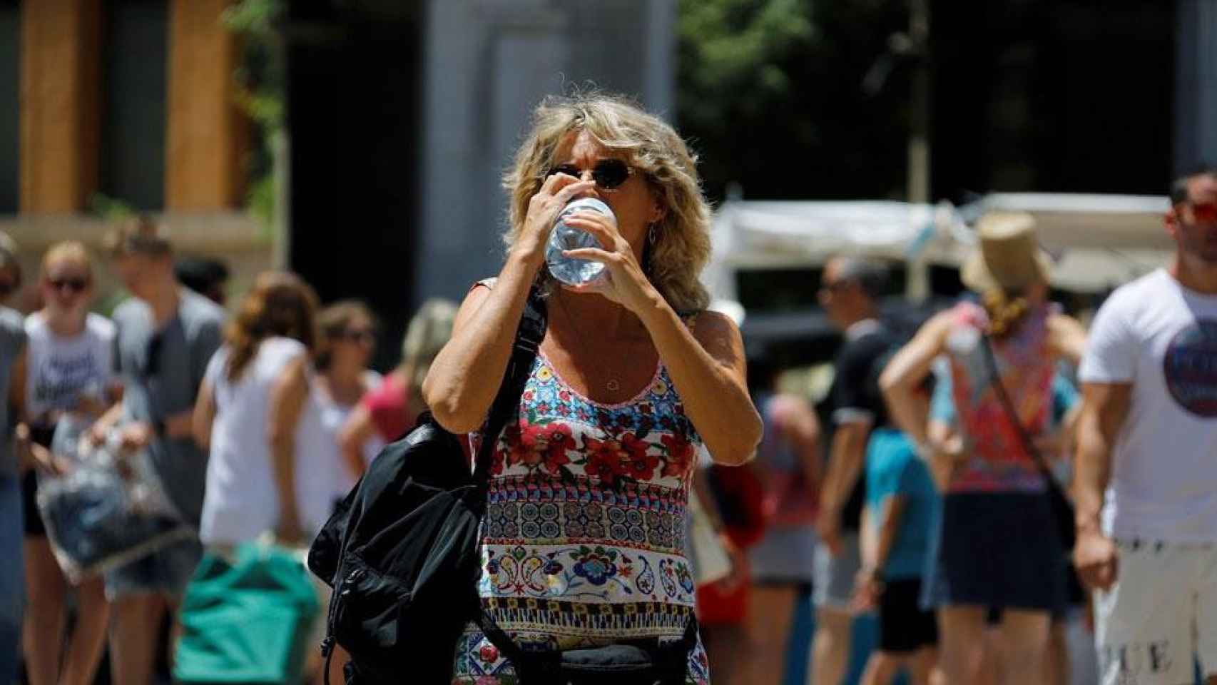 Una mujer se refresca para protegerse de las temperaturas extremas en plena ola de calor en Cataluña / EFE