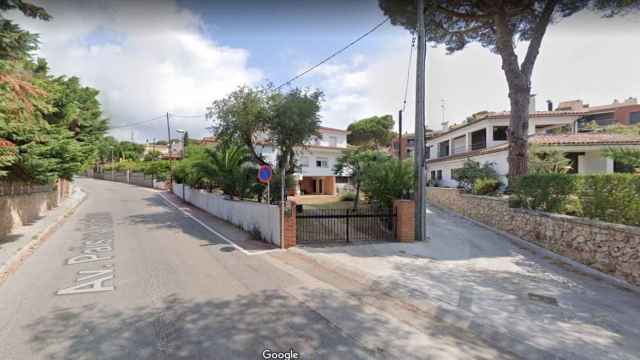 Número 67 de la avenida Països Catalans de Calonge, donde ha fallecido una mujer en el incendio de su vivienda / STREET VIEWS