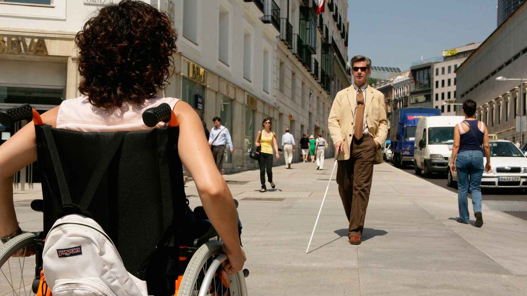 Personas con discapacidad, mujer en silla de ruedas y persona ciega / EUROPA PRESS